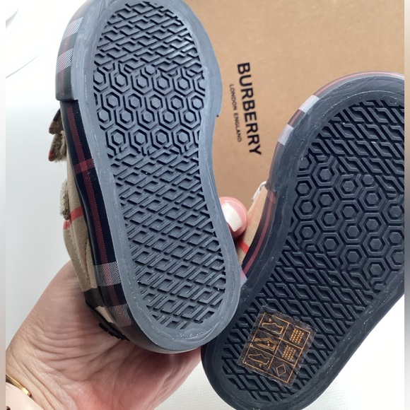 Burberry. NEW!  Infant Size 19. - Picture 3 of 16